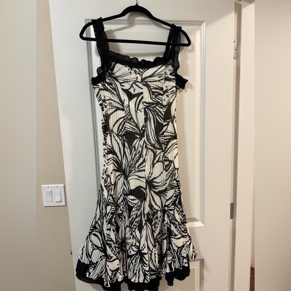 Simon Chang Women Dress - Picture 2 of 3